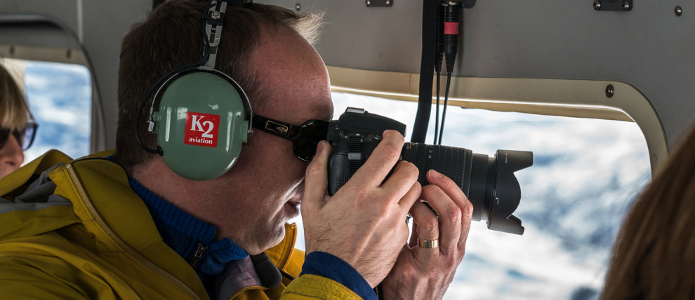 Endless photo opportunities for guests on a Denali Experience flight. Endless photo opportunities for guests on a Denali Experience flight.