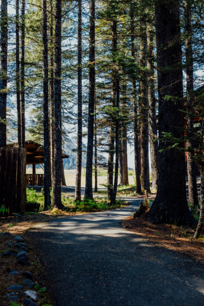 Enjoy a restful stay at an Alaskan lodge just outside Seward. Enjoy a restful stay at an Alaskan lodge just outside Seward.