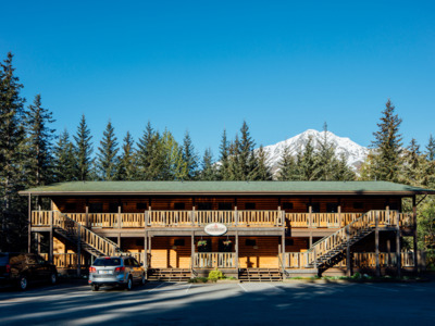 Exterior view of guest rooms at Seward Windsong Lodge.