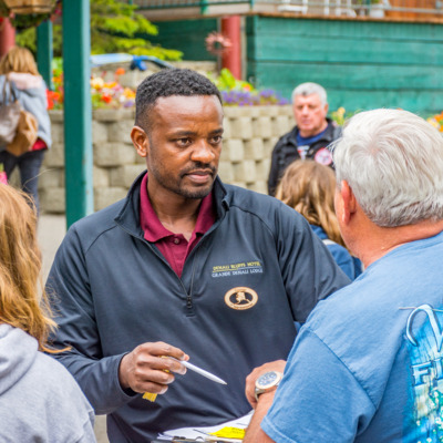 Impressionist greeting guests at the Grande Denali Lodge.