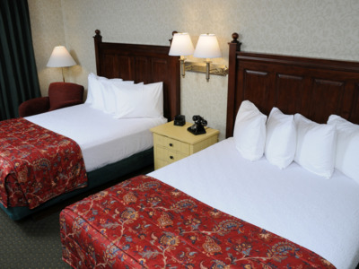 Pike's Waterfront Lodge offers double queen rooms.