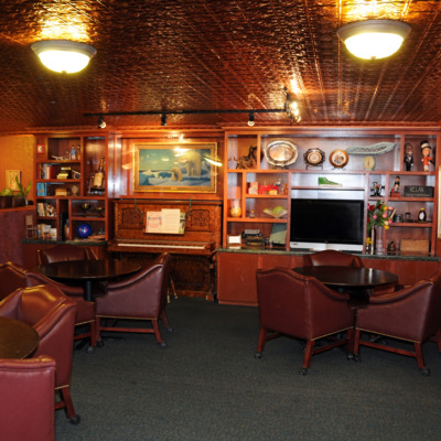 Enjoy some down time in the lounge at Pike's Waterfront Lodge.