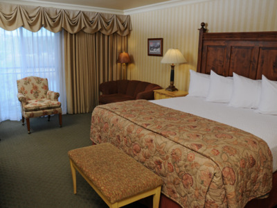 King room at Pike's Waterfront Lodge.