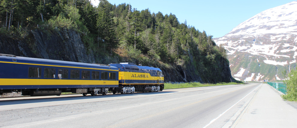 Glacier Discovery train heading towards Whittier.