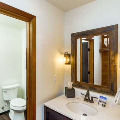 Standard bathroom in Denali Bluffs deluxe rooms.