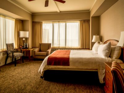 King room at the Hotel Captain Cook.