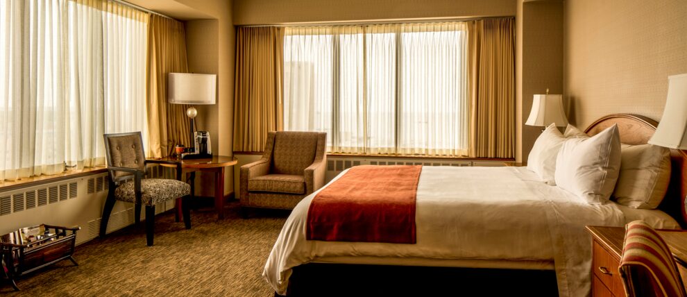 King room at the Hotel Captain Cook.