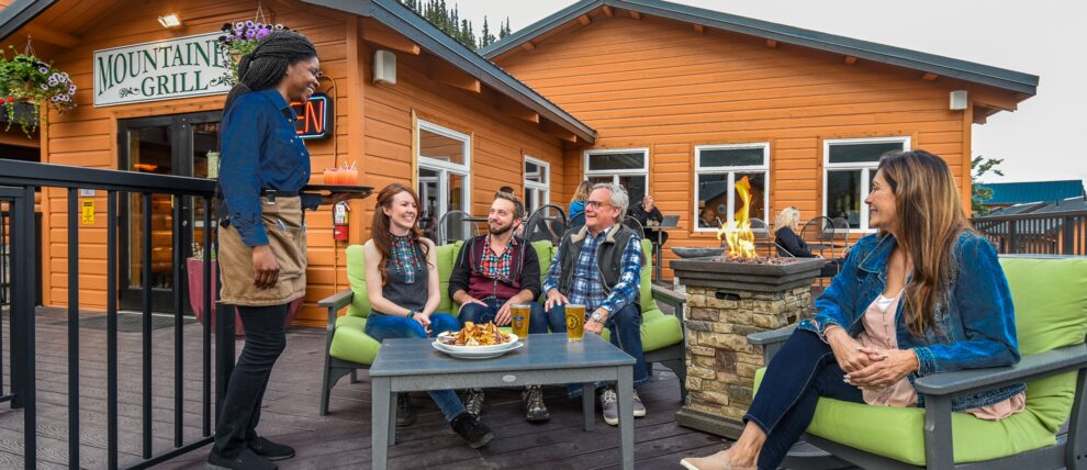 Dining al fresco at the Denali Bluff's Mountaineer Grill. Dining al fresco at the Denali Bluff's Mountaineer Grill.