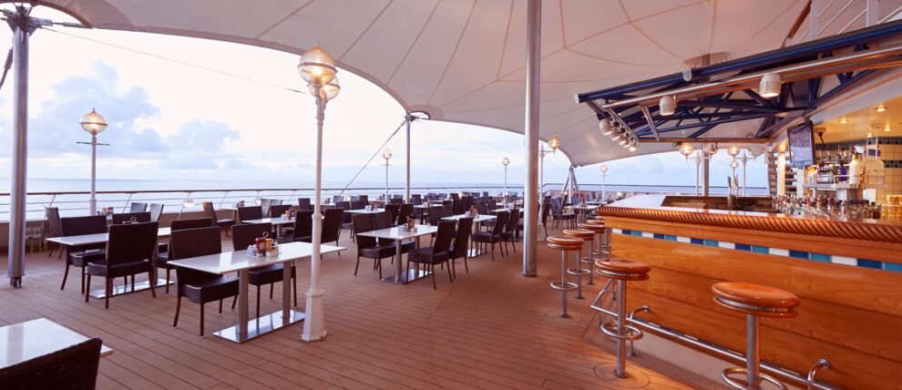 Al fresco dining aboard the Norwegian Sun. Al fresco dining aboard the Norwegian Sun.